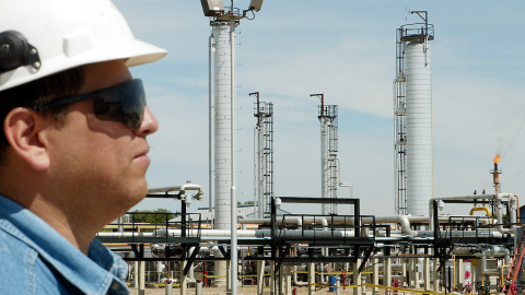 Un trabajador de Repsol junto a la refinería de petróleo y gas en Río Grande, a 80 km de Santa Cruz, Bolivia, 04 de mayo de 2006.