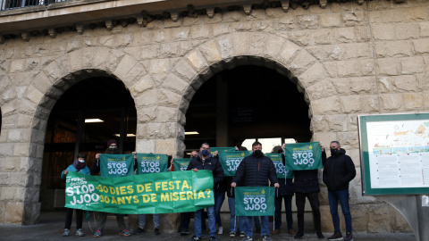 Membre de la Plataforma Stop JJOO esperant el president Pere Aragonès davant l'Ajuntament de Balaguer.