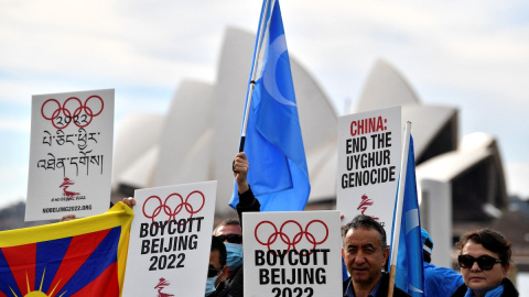 En esta foto de archivo tomada el 23 de junio de 2021, los manifestantes sostienen carteles y pancartas mientras asisten a una manifestación en Sydney para pedir al gobierno australiano que boicotee los Juegos Olímpicos de Invierno de Pekín 2022.