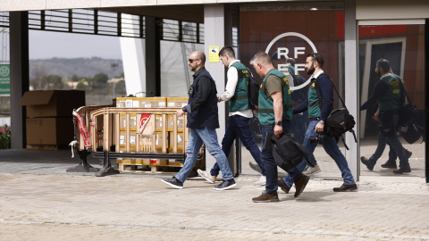 Un agente de la Europol y varios agentes de la Unidad Central Operativa (UCO) de la Guardia Civil salen de la Real Federación Española de Fútbol (RFEF), a 20 de marzo de 2024, en Madrid (España).