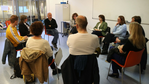 El conseller d'Acció Climàtica, David Mascort, en una reunió amb veïns de l'Eixample de Barcelona