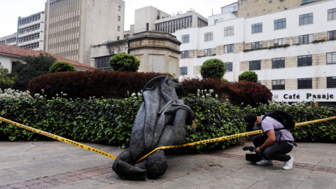 07/05/2021. Un fotógrafo captura la imagen de la estatua derribada del conquistador español Gonzalo Jiménez de Quesada, en Bogotá. - Reuters