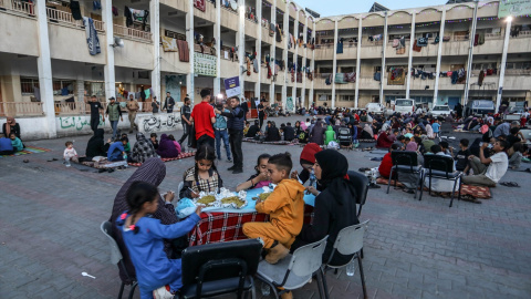 Niños palestinos desayunando en la ciudad de Rafah, Gaza, a 31 de marzo de 2024.