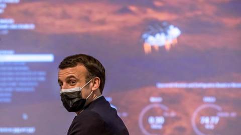 Emmanuel Macron observando atentamente la llegada del rover 'Perseverance' a Marte.