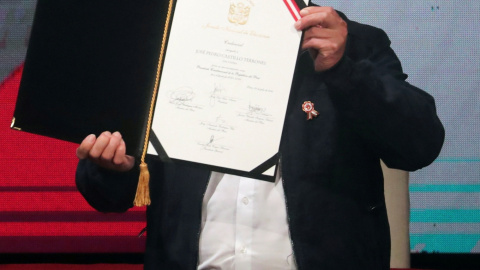 El presidente de Perú, Pedro Castillo, enseña los certificados que le confirman como ganador de las elecciones.