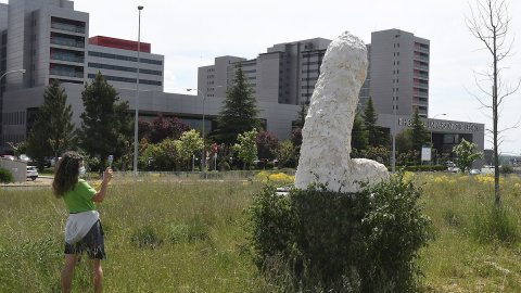 08/05/2021. Una mujer fotografía la gran escultura de arte urbano de simbología fálica, este sábado en León. - EFE