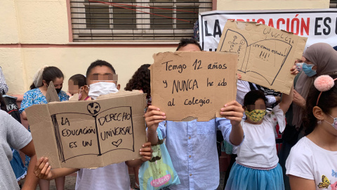 Menores de Melilla y sus familias sin papeles protestan por la negativa de la ciudad a escolarizarlos, en 2020.