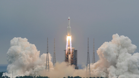 29/04/2021. Imagen de archivo del cohete Long March-5B Y2, que transporta el módulo central de la estación espacial china, en el momento del despegue, el 29 de abril en Hainan. - Reuters