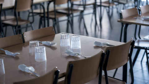 Una mesa de comedor escolar durante una visita de la presidenta de la Comunidad de Madrid, Isabel Díaz Ayuso al Colegio público de Educación Infantil y Primaria San Juan Bautista con motivo de la inauguración del curso escolar 2023/2024, a 7 de septie