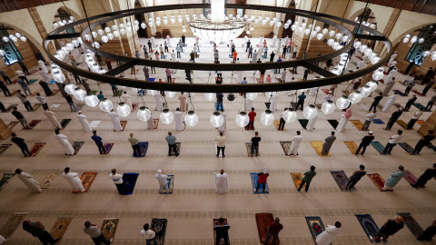 Un grupo de musulmanes durante un taraweeh del ramadán, en Bahrein.