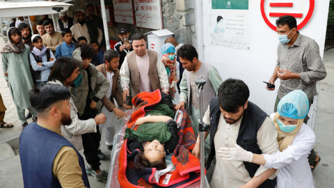 08/05/2021. Una mujer herida es trasladada a un hospital tras la explosión de este sábado en Kabul, Afganistán. - Reuters