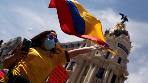 08/05/2021. Una mujer ondea una bandera de Colombia en la manifestación de este sábado, en Madrid. - EFE