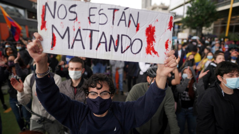 Un manifestante con una pancarta en la que se puede leer "Nos están matando" durante la protesta en Bogotá, Colombia, del pasado 4 de mayo.