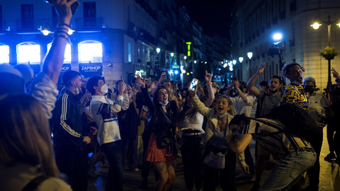 Imagen del Passeig Lluis Companys de Barcelona donde cientos de personas se concentran tras el fin del estado de alarma.