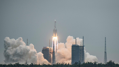 Lanzamiento del cohete Larga Marcha 5B Y2, que transporta un módulo clave para su estación espacial, desde la estación de lanzamiento espacial Wenchang, en la provincia Hainan (China) este jueves.