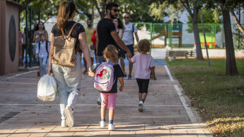 Varios niños a su llegada al CEIP El Constitución con motivo del inicio del curso escolar 2023/2024, a 11 de septiembre de 2023, en Quart de Poblet, Valencia, Comunidad Valenciana (España).