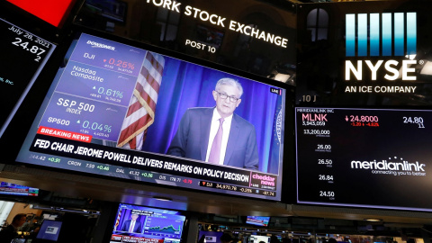 Una pantalla de televisión en el patio de negociación de la Bolsa de Nueva York (NYSE, en sus siglas en inglés) ofrece la rueda de prensa del presidente de la Reserva Federal, Jerome Powell, tras la reunión del banco central estadounidense. REUTERS/An