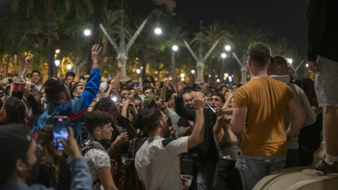 9/5/2021 Varios jóvenes reunidos y en ambiente festivo, en una calle de Barcelona, durante la primera noche sin el estado de alarma, a 9 de mayo de 2021, en Barcelona