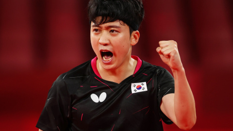 Jeoung Young-Sik de Corea del Sur reacciona durante el partido contra Fan Zhendong de China.