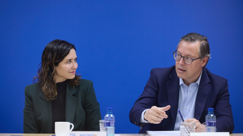 La presidenta de la Comunidad de Madrid y presidenta del PP de Madrid, Isabel Díaz Ayuso, y el secretario general del PP de Madrid, Alfonso Serrano, en un acto en Madrid, a 1 de abril de 2024.