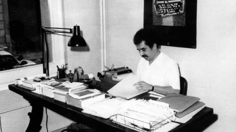 Gabriel García Márquez escribe su libro 'El otoño del patriarca' en su piso de Barcelona, en una imagen del 14 de noviembre de 1970.