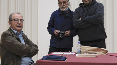 Albino Prada, con el autor de la entrevista, Erik Dobaño (derecha) y el fotógrafo, Manuel Álvarez.