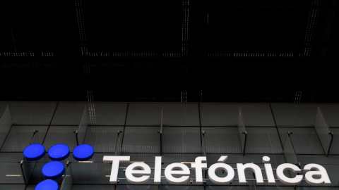 El logo de Telefónica, en su sede en la zona norte de Madrid. REUTERS/Sergio Perez