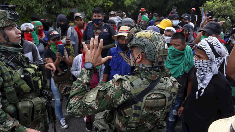 Soldados hablan con indígenas durante una manifestación en Cali (Colombia) este domingo 9 de mayo.