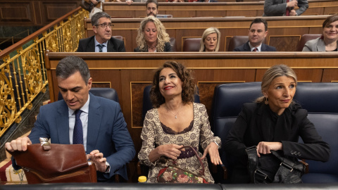 El presidente del Gobierno, Pedro Sánchez; la vicepresidenta primera y ministra de Hacienda, María Jesús Montero y la vicepresidenta segunda y ministra de Trabajo, Yolanda Díaz, durante una sesión de control al Gobierno, en el Congreso de los Diputad