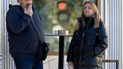 Varias personas fumando en una terraza, a 27 de diciembre de 2023, en Madrid.