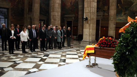 07/02/2023 - El Govern, la Mesa del Parlament i la família de Josep Maria Espinàs al Saló Sant Jordi de la Generalitat, que acull la capella ardent de l'escriptor.