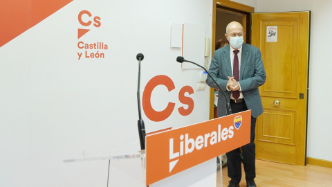 El exvicepresidente de la Junta de Castilla de León Francisco Igea a su llegada a una comparecencia tras ser ratificado como candidato de Ciudadanos a las elecciones de Castilla y León, en la sede de Cs, a 27 de diciembre de 2021, en Valladolid, Castill