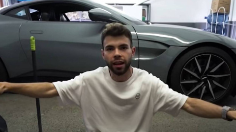 El 'youtuber' Salva estrella su nuevo coche, un Aston Martin, poco después de comprarlo (captura de vídeo)