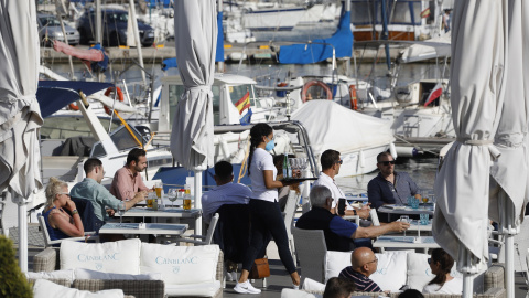 Varias personas en una terraza de Palma de Mallorca