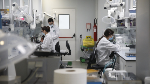 Varios trabajadores en el laboratorio de la fábrica de Reig Jofre, en Barcelona, Catalunya, a 26 de marzo de 2021.