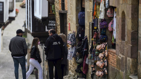 Varias personas visitan este domingo la localidad cántabra de Santillana del Mar