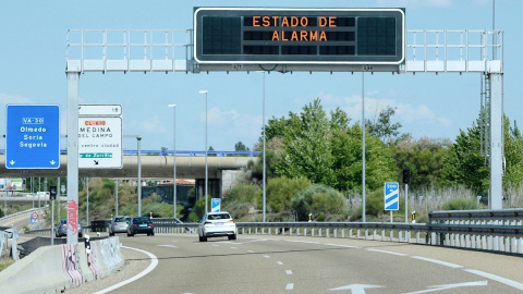 08/05/2021 - Imagen de una carretera con el mensaje "Estado de alarma" de la DGT .