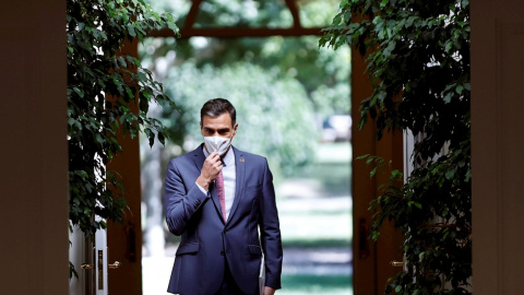 29/07/2021.- El presidente del Gobierno, Pedro Sánchez, antes de hacer balance del curso político marcado por la pandemia y la reapertura del diálogo con Cataluña y presenta un informe sobre el cumplimiento de los compromisos contraídos por el Ejecut