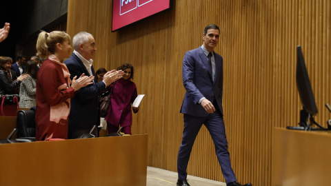 El presidente del Gobierno, Pedro Sánchez, aplaudido a su llegada a la reunión mantenida este martes en el Congreso con diputados y senadores socialistas