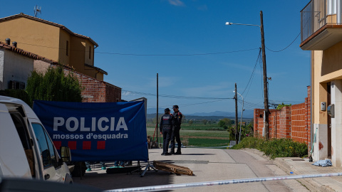 Agentes de los Mossos d'Esquadra trabajan en el lugar de los hechos, a 3 de abril de 2024, en Bellcaire d'Empordà, Girona, Catalunya, (España).