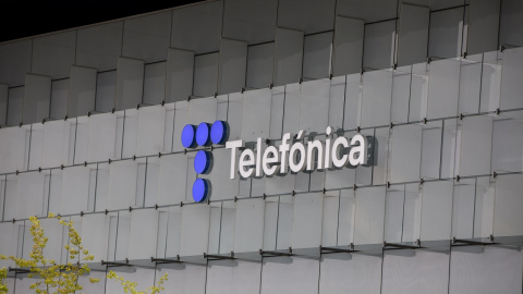 El nuevo logo de Telefónica, en su sede en la zona norte de Madrid. E.P./Jesús Hellín