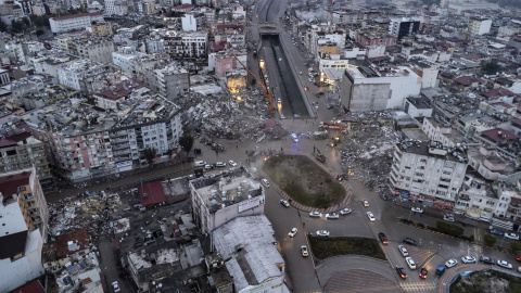 Vista aérea con un dron de una zona devastada por el terremoto, con varios edificios derrumbados, en la ciudad turca de Iskenderun este 7 de febrero de 2023.