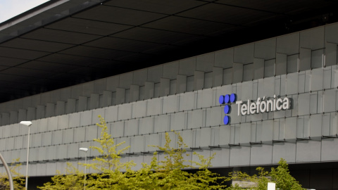 El nuevo logo de Telefónica, en su sede en la zona norte de Madrid. E.P.