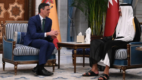 El presidente del Gobierno, Pedro Sánchez, con el emir del Estado de Catar, Tamim Hamad Al-Thani, en el Palacio de Lusail, en Doha.