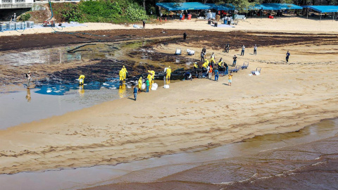 Una foto de un folleto proporcionada por la Marina Real de Tailandia muestra a los funcionarios limpiando un derrame de petróleo crudo que se filtró de un oleoducto submarino en la playa de Mae Ram Phueng en la provincia de Rayong, Tailandia.