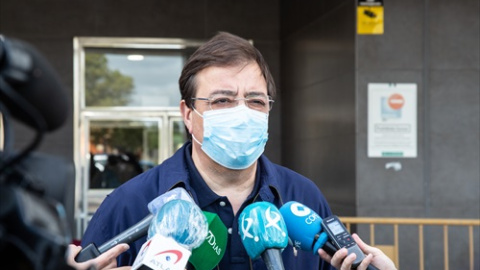 El presidente de la Junta de Extremadura, Guillermo Fernández Vara, ofrece declaraciones a los medios tras recibir la primera dosis de la vacuna contra la covid-19, a 2 de abril de 2021, en el Hospital Universitario de Badajoz.