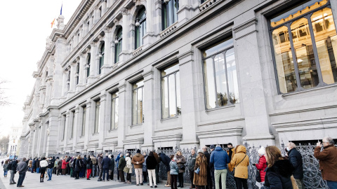 Decenas de personas hacen cola para contratar Letras del Tesoro, en el Banco de España. E.P./Carlos Luján