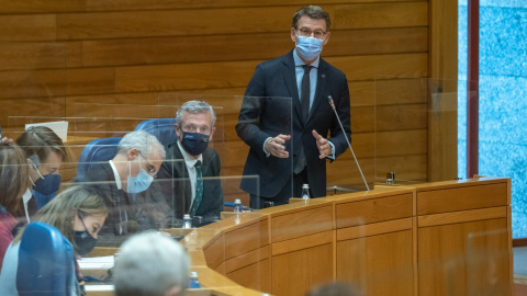 4/4/24 Feijóo, con mascarilla en el Parlamento de Galicia, en una imagen de archivo de enero de 2022