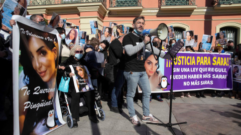 Ezequiel Nicolás (c), portavoz de la familia y expareja de Sara G., fallecida tras serle realizada una liposucción en Cartagena, hace una declaración durante una concentración este sábado en Murcia para pedir justicia.