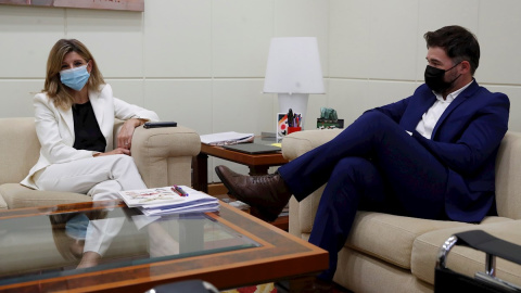 10/05/2021.- La vicepresidenta tercera y ministra de Trabajo y Economía Social, Yolanda Díaz (i), se reúne este lunes con el portavoz del grupo parlamentario de Esquerra Republicana (ERC), Gabriel Rufián. EFE/ Juan Carlos Hidalgo